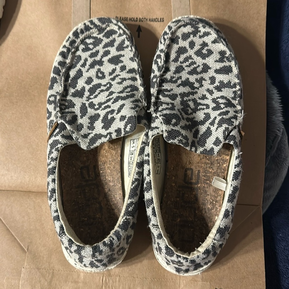 Hey Dudes SIZE 7